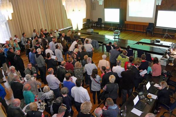 Rund 200 Neugierige verfolgen die Auszählung der Wahlergebnisse live im Rathaus. 
