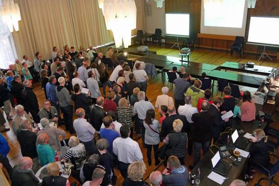 Rund 200 Neugierige verfolgen die Auszählung der Wahlergebnisse live im Rathaus. 