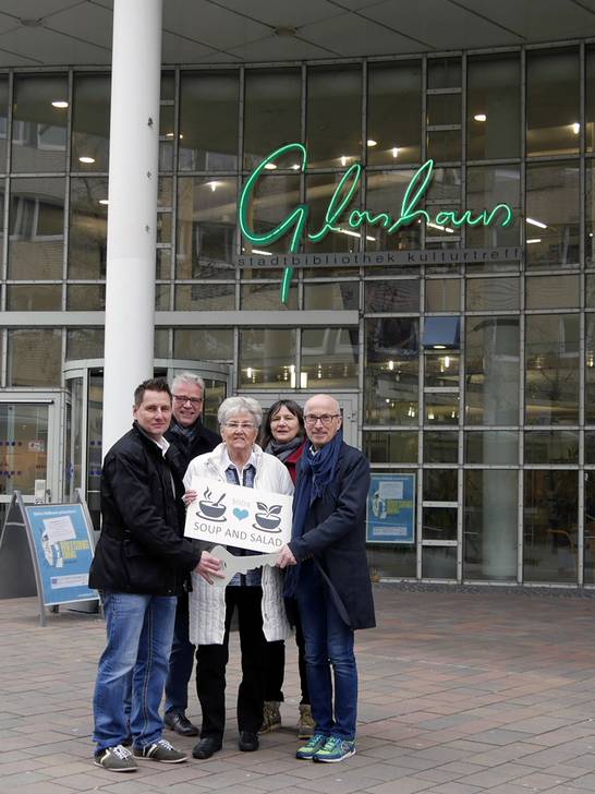 Markus Liptow, Peter Brautmeier (Fachbereichsleiter Bildung, Kultur, Sport), die Mutter von Markus Liptow, Edeltraud Liptow, Bettina Hahn (Kulturbüro) und Bürgermeister Fred Toplak (v.l.) stellen das Konzept des neuen Bistros „Soup and Salad“ im Gla Markus Liptow, Peter Brautmeier (Fachbereichsleiter Bildung, Kultur, Sport), die Mutter von Markus Liptow, Edeltraud Liptow, Bettina Hahn (Kulturbüro) und Bürgermeister Fred Toplak (v.l.) stellen das Konzept des neuen Bistros „Soup and Salad“ im Gla