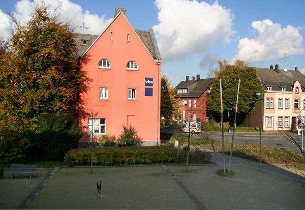 In dem VHS-Haus am Resser Weg Herten finden zahlreiche Veranstaltungen und Kurse statt.
