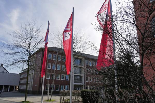 Vor dem Hertener Rathaus wehen die Fahnen anlässlich des Equal Pay Days 2020.