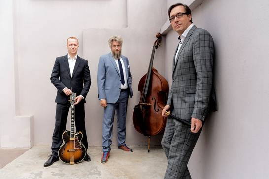 Wildes Holz bringen am Freitag, 27. Januar 2023, um 20 Uhr ihre Holzinstrumenten Blockflöte, Gitarre und Kontrabass mit ins Glashaus. Empfehlenswert und unterhaltsam – auch wegen des Humors des Trios (Foto: Harald Hoffmann).
