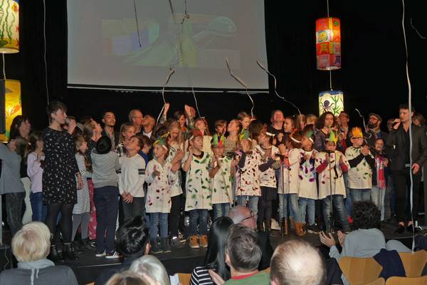 Die Kinder- und Jugendkulturpreisverleihung 2018 endete mit dem Lied "Ich bau' eine Stadt für dich", das seit Jahren als Hymne dient und Konfetti-Regen.