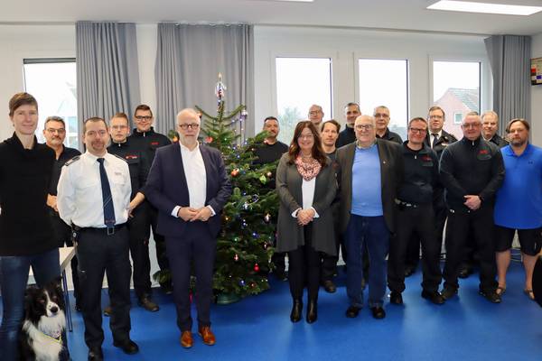 Große Runde am Weihnachtsbaum in der Feuerwache Herten: Am 24. Dezember empfingen die diensthabenden Feuerwehrleute Bürgermeister Matthias Müller, Jürgen Grunwald (stellvertretender Bürgermeister), Silvia Godde (stellvertretende Bürgermeisterin), Nicole Barciaga (stellvertretende Bürgermeisterin) sowie den stellvertretenden Personalratsvorsitzenden Eberhard Conrad und das Kreisbrandmeister-Team. 