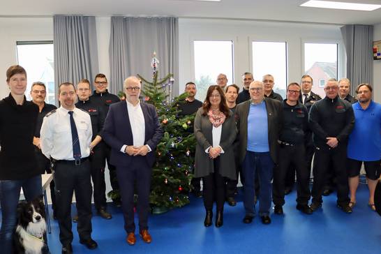 Große Runde am Weihnachtsbaum in der Feuerwache Herten: Am 24. Dezember empfingen die diensthabenden Feuerwehrleute Bürgermeister Matthias Müller, Jürgen Grunwald (stellvertretender Bürgermeister), Silvia Godde (stellvertretende Bürgermeisterin), Nicole Barciaga (stellvertretende Bürgermeisterin) sowie den stellvertretenden Personalratsvorsitzenden Eberhard Conrad und das Kreisbrandmeister-Team. Große Runde am Weihnachtsbaum in der Feuerwache Herten: Am 24. Dezember empfingen die diensthabenden Feuerwehrleute Bürgermeister Matthias Müller, Jürgen Grunwald (stellvertretender Bürgermeister), Silvia Godde (stellvertretende Bürgermeisterin), Nicole Barciaga (stellvertretende Bürgermeisterin) sowie den stellvertretenden Personalratsvorsitzenden Eberhard Conrad und das Kreisbrandmeister-Team.