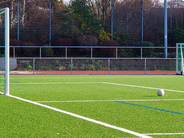 Fußball auf dem Fußballplatz