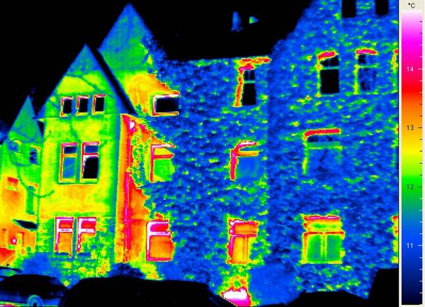 Mit Hilfe von Infrarotbildern können beim Thermografie-Spaziergang energetische Schwachstellen an Gebäuden sichtbar gemacht werden. 