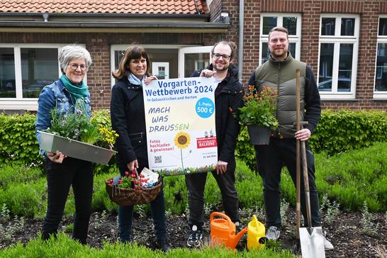 Unter dem Motto „MACH WAS DRAUSSEN“ rufen die Städte Gelsenkirchen und Herten gemeinsam zum Vorgartenwettbewerb auf. Gartenfreunde und -freundinnen aus allen Stadtteilen können teilnehmen. Im Bild von links: Ute Ellermann, Anne Feldhege, Stephan Rath und Maximilian Schweinsberg. (Foto: Klimabündnis Gelsenkirchen-Herten e. V.)