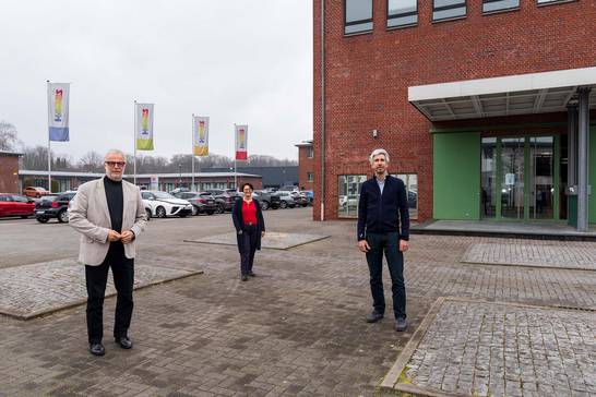 (v.l.n.r.) Bürgermeister Matthias Müller, Frauke Wiering und Dr. Michael Wagner vor der „Hannes“-Zentrale in Herten. (Foto: André Przybyl)
