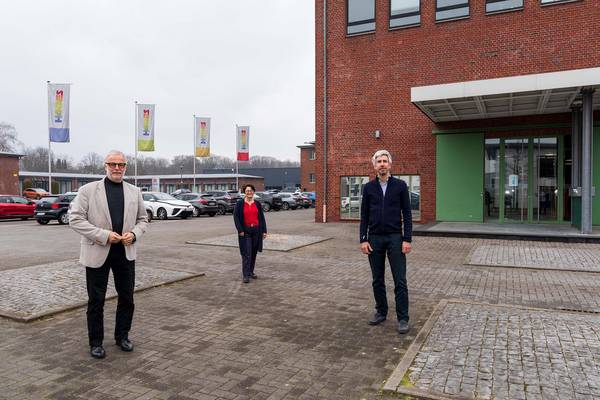 (v.l.n.r.) Bürgermeister Matthias Müller, Frauke Wiering und Dr. Michael Wagner vor der „Hannes“-Zentrale in Herten. (Foto: André Przybyl)