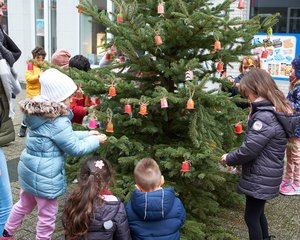 Weihnachtsbaumschmücken