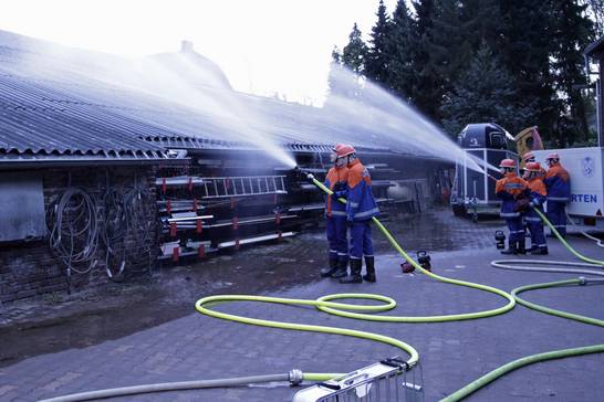 Während die erfahrensten Nachwuchskräfte als Gruppenführer die Lage erkunden und den Einsatz leiten müssen, kümmern sich die restlichen Jugendfeuerwehrleute Hand in Hand um die Menschenrettung. Während die erfahrensten Nachwuchskräfte als Gruppenführer die Lage erkunden und den Einsatz leiten müssen, kümmern sich die restlichen Jugendfeuerwehrleute Hand in Hand um die Menschenrettung.