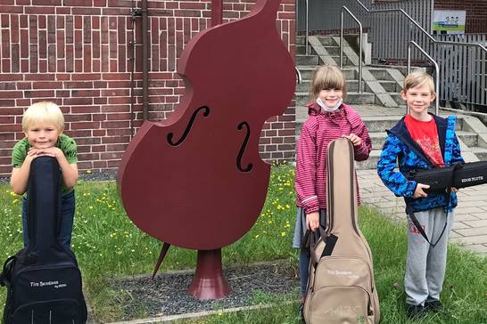 177 Kinder haben ihr Wunschinstrument von der Musikschule abgeholt. Darunter auch Leonard Schwarte. Er geht auf die Waldschule und lernt zusammen mit Katharina Wunderlich (Goetheschule) Gitarre. Philipp Barte, der ebenfalls auf die Goetheschule geht, lernt jetzt Querflöte (v.l.).
