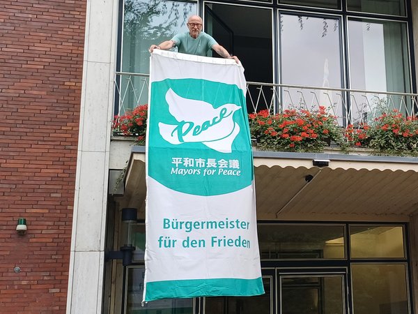 Fred Toplak am Flaggentag der Mayors for Peace
