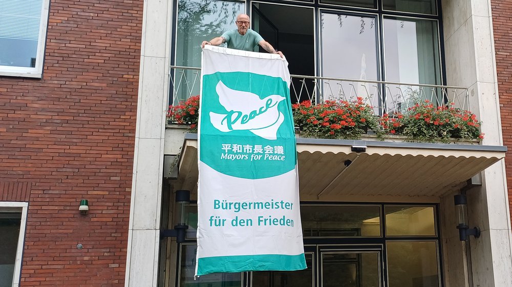 Fred Toplak am Flaggentag der Mayors for Peace
