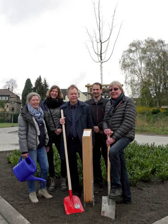 Die Winterlinde verschönert nun den Wendehammer am Kurt-Weill-Weg in Disteln. Bei der Einweihung mit dabei: (v.l.) Elke Günther (ZBH), Gudrun Clausen (ZBH), Stadtbaurat Volker Lindner, Lars Kuhnt (ZBH) und Erschließungsträger Johannes Lindenblatt. Die Winterlinde verschönert nun den Wendehammer am Kurt-Weill-Weg in Disteln. Bei der Einweihung mit dabei: (v.l.) Elke Günther (ZBH), Gudrun Clausen (ZBH), Stadtbaurat Volker Lindner, Lars Kuhnt (ZBH) und Erschließungsträger Johannes Lindenblatt.