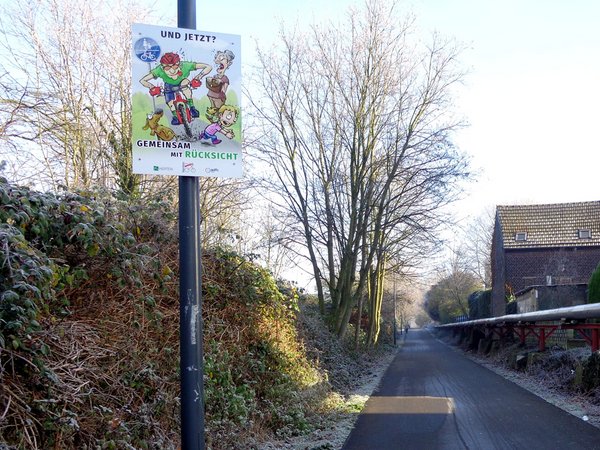 Radweg mit Schild Gemeinsam mit Rücksicht