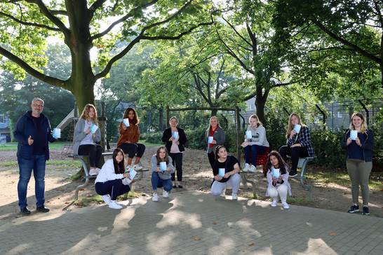 Die ersten Exemplare des Mädchenmerkers haben acht Schülerinnen aus der 7. Klasse der Willy-Brandt-Schule von Alexandra Mielke (Gleichstellungsbeauftragte der Stadt Herten), Carina Drechsler (Sparkasse Vest), Julia Rosenkranz (Hilfen für Frauen) und Schulleiter Rainer Pawliczek bekommen. Alle anderen Hertener Schulen bekommen die Kalender per Post zugeschickt. Die ersten Exemplare des Mädchenmerkers haben acht Schülerinnen aus der 7. Klasse der Willy-Brandt-Schule von Alexandra Mielke (Gleichstellungsbeauftragte der Stadt Herten), Carina Drechsler (Sparkasse Vest), Julia Rosenkranz (Hilfen für Frauen) und Schulleiter Rainer Pawliczek bekommen. Alle anderen Hertener Schulen bekommen die Kalender per Post zugeschickt.
