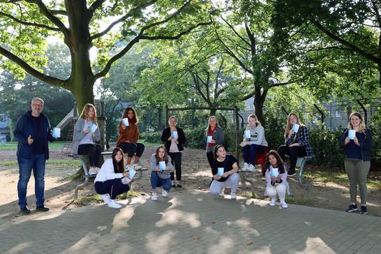 Die ersten Exemplare des Mädchenmerkers haben acht Schülerinnen aus der 7. Klasse der Willy-Brandt-Schule von Alexandra Mielke (Gleichstellungsbeauftragte der Stadt Herten), Carina Drechsler (Sparkasse Vest), Julia Rosenkranz (Hilfen für Frauen) und Schulleiter Rainer Pawliczek bekommen. Alle anderen Hertener Schulen bekommen die Kalender per Post zugeschickt.