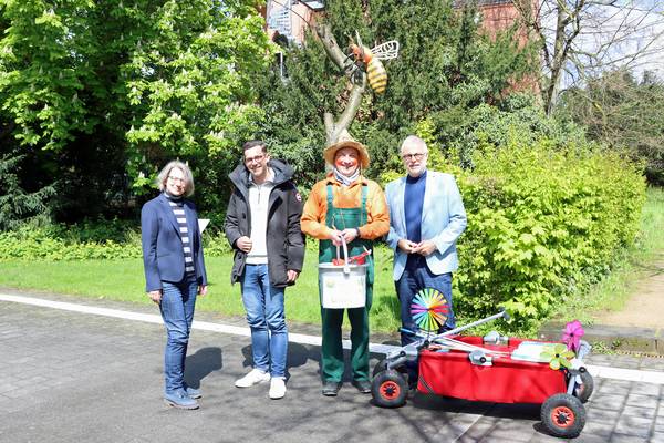 Brigitte Berkau von der Hertener Wirtschaftsförderung, Marlo Zurhausen vom Sportmanagement MZ, Eventkünstler Frank Hoffmann und Bürgermeister Matthias Müller freuen sich auf den Blumenmarkt in Herten.