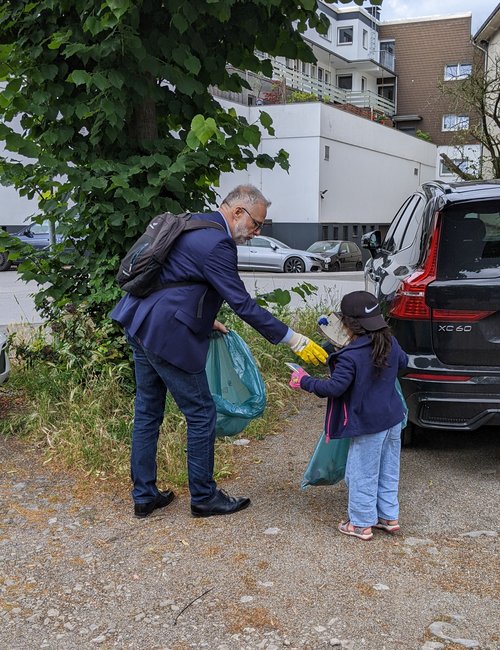 2024_07_foto_abfallsammlung_innenstadt_greifer