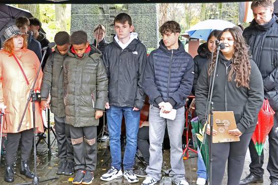 Schülerinnen und Schüler der Willy-Brandt-Schule sorgen mit Redebeiträgen und einem selbst komponierten Lied für Gänsehautmomente am Volkstrauertag 2024 in Herten. (Foto: Stadt Herten_Marco Baron) Schülerinnen und Schüler der Willy-Brandt-Schule sorgen mit Redebeiträgen und einem selbst komponierten Lied für Gänsehautmomente am Volkstrauertag 2024 in Herten. (Foto: Stadt Herten_Marco Baron)