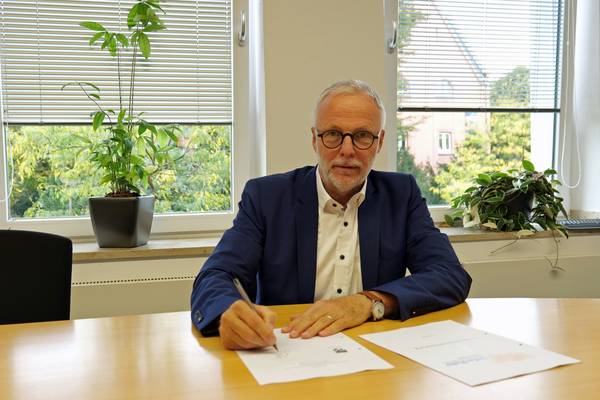 Bürgermeister Matthias Müller unterzeichnete die Vereinbarung im September 2023.