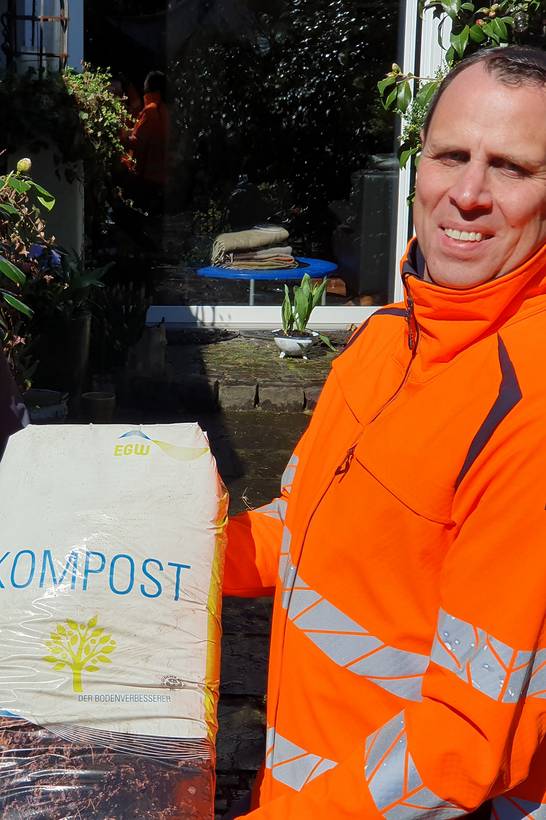 Gregor Born, Betriebsleiter des Zentralen Betriebshofs Herten (ZBH), zeigt einen 20-Liter-Sack Kompost, den der ZBH in Zusammenarbeit mit der Entsorgungsgesellschaft Westmünsterland (EGW) zum Selbstkostenpreis anbieten kann. (Foto: Stadt Herten)