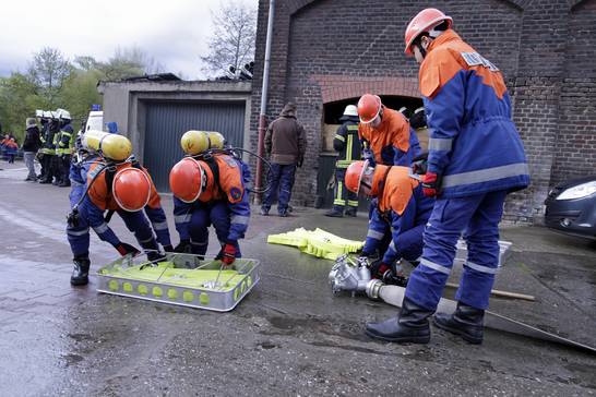 Eine ganze Reihe von Löschfahrzeugen, besetzt mit den Mädchen und Jungen der Jugendfeuerwehren und ihren Ausbildern, rückt gemeinsam zum Hof von Bauer Godde in Disteln aus. Vor Ort arbeiten sie eine komplexe und anspruchsvolle Einsatzlage ab. Eine ganze Reihe von Löschfahrzeugen, besetzt mit den Mädchen und Jungen der Jugendfeuerwehren und ihren Ausbildern, rückt gemeinsam zum Hof von Bauer Godde in Disteln aus. Vor Ort arbeiten sie eine komplexe und anspruchsvolle Einsatzlage ab.