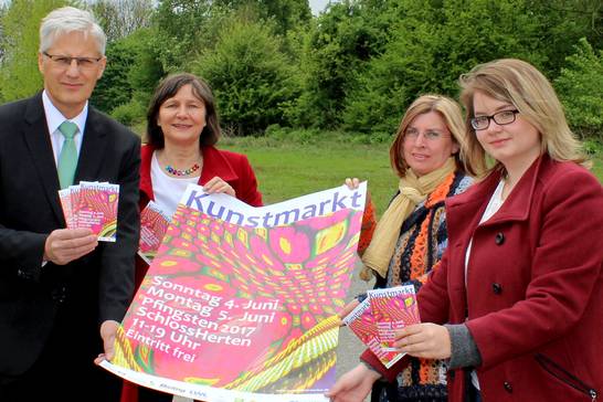 Sponsorpartner Wilhelm Uhlenbruch von der Volksbank Ruhr Mitte und die Organisatorinnen Bettina Hahn, Sylvia Seelert und Laura Kusemann (v.l.) vom Kulturbüro freuen auf den diesjährigen Kunstmarkt. Sponsorpartner Wilhelm Uhlenbruch von der Volksbank Ruhr Mitte und die Organisatorinnen Bettina Hahn, Sylvia Seelert und Laura Kusemann (v.l.) vom Kulturbüro freuen auf den diesjährigen Kunstmarkt.