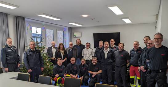 Große Runde am Weihnachtsbaum in der Feuerwache Herten: Am 24. Dezember empfangen die diensthabenden Feuerwehrleute Bürgermeister Matthias Müller, seine Stellvertretenden Silvia Godde und Jürgen Grundwald, Dezernent Dr. Oliver Lind (nicht im Bild), den städtischen Personalratsvorsitzenden Gordon Dzikowski sowie das Kreisbrandmeister-Team. Große Runde am Weihnachtsbaum in der Feuerwache Herten: Am 24. Dezember empfangen die diensthabenden Feuerwehrleute Bürgermeister Matthias Müller, seine Stellvertretenden Silvia Godde und Jürgen Grundwald, Dezernent Dr. Oliver Lind (nicht im Bild), den städtischen Personalratsvorsitzenden Gordon Dzikowski sowie das Kreisbrandmeister-Team.