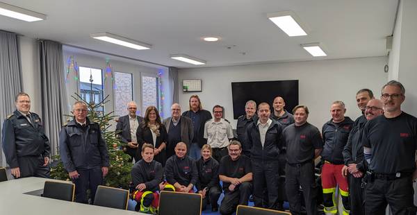 Große Runde am Weihnachtsbaum in der Feuerwache Herten: Am 24. Dezember empfangen die diensthabenden Feuerwehrleute Bürgermeister Matthias Müller, seine Stellvertretenden Silvia Godde und Jürgen Grundwald, Dezernent Dr. Oliver Lind (nicht im Bild), den städtischen Personalratsvorsitzenden Gordon Dzikowski sowie das Kreisbrandmeister-Team.
