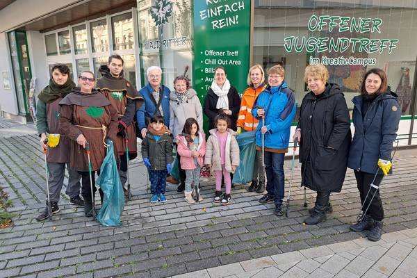 Ende November traf sich erstmals eine Gruppe aus engagierten Bürgerinnen und Bürgern um Initiator Bernd Lekse in der südlichen Ewaldstraße, um die neugestaltete Straße von Müll und Unrat zu befreien.
