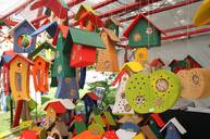 Bunte Vogelhäuschen auf dem Kunstmarkt