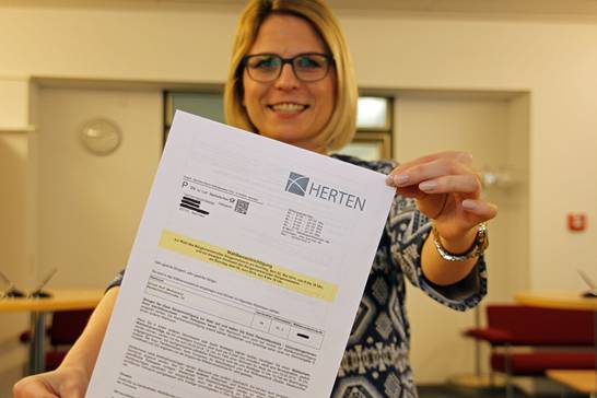 Diese Woche werden die Wahlbenachrichtigungen an alle Wählerinnen und Wähler verschickt. Briefwahlbüroleiterin Monique Vogt zeigt ein Musterexemplar. Diese Woche werden die Wahlbenachrichtigungen an alle Wählerinnen und Wähler verschickt. Briefwahlbüroleiterin Monique Vogt zeigt ein Musterexemplar.