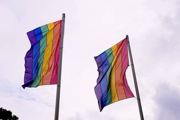 Die Regenbogenflagge ist ein internationales Symbol für Vielfalt, Akzeptanz, Hoffnung und Frieden. Für die LSBTI*-Gemeinde wurde die Fahne in den siebziger Jahren ein wichtiges Symbol. Der amerikanische Künstler Gilbert Baker entwarf sie für die „Gay Freedom Day“ Parade im Jahr 1978. Diese „Pride“-Flagge unterscheidet sich heute von anderen Regenbogenflaggen dadurch, dass sie nur aus den Farben Rot, Orange, Gelb, Grün, Blau und Violett (von oben nach unten) besteht. 