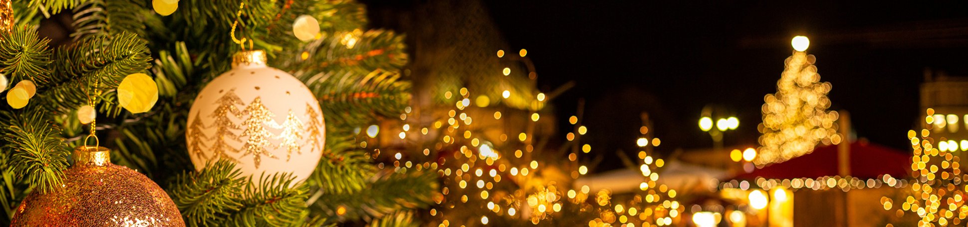 Weihnachtsbaum auf einem Platz