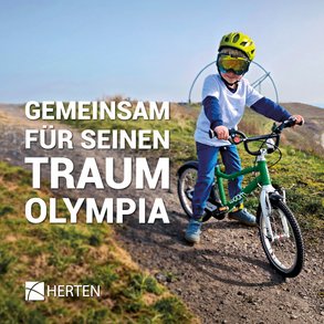 Kleiner Junge mit Fahrrad auf Halde Hoheward