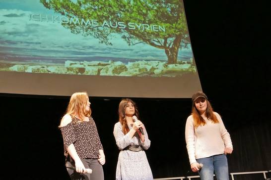 Seit April besuchen die Schülerinnen Sidra, Lara und Solin die Willy-Brandt-Schule, nachdem sie aus Syrien flüchten mussten. Sie erinnerten mit Gesang und Rap an ihre Heimat, die zurückgelassenen Freunde und Familienmitglieder. Seit April besuchen die Schülerinnen Sidra, Lara und Solin die Willy-Brandt-Schule, nachdem sie aus Syrien flüchten mussten. Sie erinnerten mit Gesang und Rap an ihre Heimat, die zurückgelassenen Freunde und Familienmitglieder.