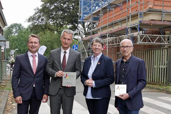 Ulrich Wessel, Geschäftsführer RAG Montan Immobilien GmbH und Betriebsdirektor RAG AG, Gelsenkirchens Oberbürgermeister Frank Baranowski, Bundesbauministerin Dr. Barbara Hendricks und Hertens Bürgermeister Fred Toplak (v.l.) vor den Torhäusern der eh Ulrich Wessel, Geschäftsführer RAG Montan Immobilien GmbH und Betriebsdirektor RAG AG, Gelsenkirchens Oberbürgermeister Frank Baranowski, Bundesbauministerin Dr. Barbara Hendricks und Hertens Bürgermeister Fred Toplak (v.l.) vor den Torhäusern der eh