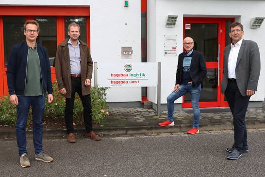 v. l.: Standortleiter Tim Wiese, Geschäftsführer Gerritt Höppner-Tietz, Bürgermeister Fred Toplak und Wirtschaftsförderungsleiter Michael Blume tauschten sich bei einem Treffen bei der hagebau logistik in Herten-Süd aus.