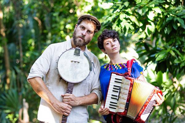 Dan Wall und Magdalena Kriss bilden zusammen das Musik-Duo "Tante Friedl", das am Freitag, 10. November, vor allem junge Hertenerinnen und Hertener begeistern wird (Foto: Agni Miguel).