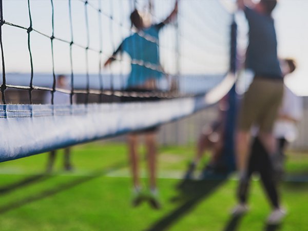 Mannschaften spielen Volleyball