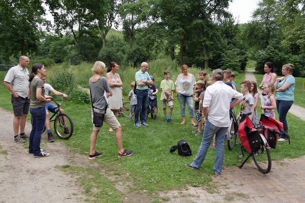 Bürgermeister Fred Toplak kam gemeinsam mit Beate Kleibrink von den Kinderfreunden und Elke Günther vom ZBH persönlich zum Ortstermin in den Gertrudenpark, um sich die BMX-Strecke anzuschauen.