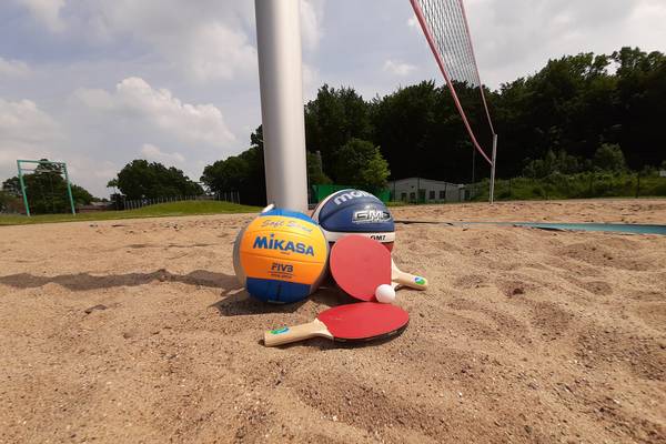 Gegen Pfand geben die Platzwarte der Freizeitanlage Westerholt kostenlos Kleinstsportgeräte wie beispielsweise Fuß-, Volley- oder Basketbälle, Boccia-Spiele, Boule-Sets und Springseile an Interessierte aus.