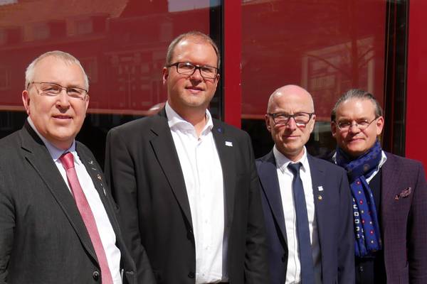 Gemeinsam mit Detlef Fronda (1.v.l), Christian Bugzel (2.v.l) und Stefan Grave (rechts) reiste Bürgermeister Fred Toplak (2.v.r.) nach Arras.