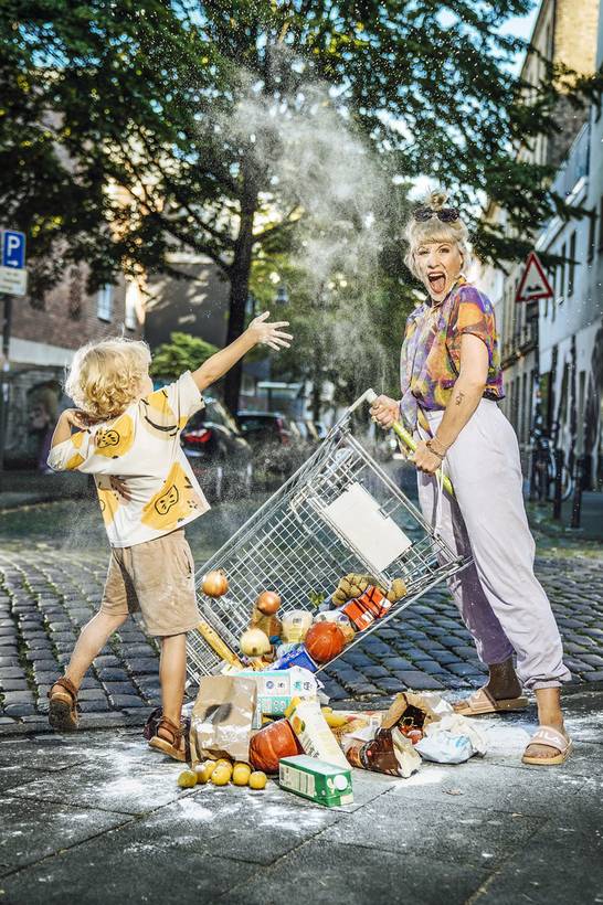 Herausforderungen und Freuden des Mutterseins – Marie Lumpp zeigt ihr Comedy-Programm „Mama ohne Plan“ auf der Glashaus-Bühne (Foto: Moritz Mumpi Künster).