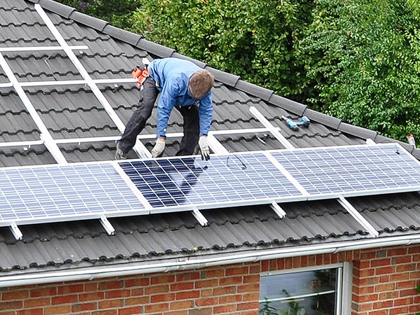 Solaranlage wird auf einem Dach montiert