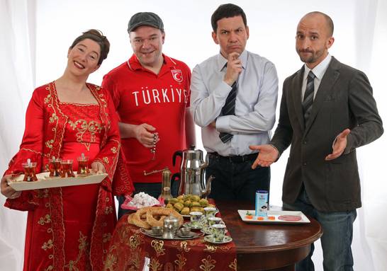 Highlight zum Jahresbeginn 2017 ist eine kleine Einführung in deutsch-türkische Problemzonen. Bei der Kabarettveranstaltung 'Zuckerfest für Diabetiker' am Donnerstag, 12. Januar 2017, im Glashaus erklären zwei Deutsche die türkische Kultur. (Foto: Br