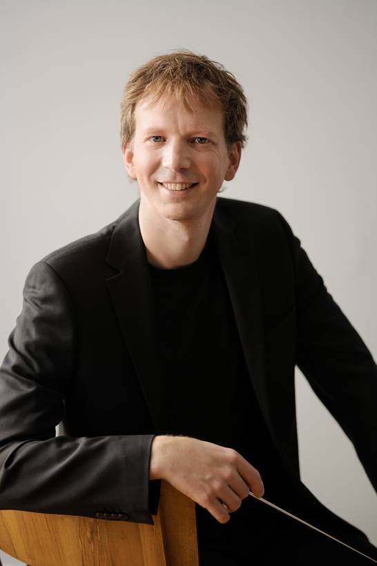 Dirigent Aurélien Bello begrüßt gemeinsam mit der Neuen Philharmonie Westfalen das Jahr 2022 beim 10. Hertener Neujahrskonzert. 